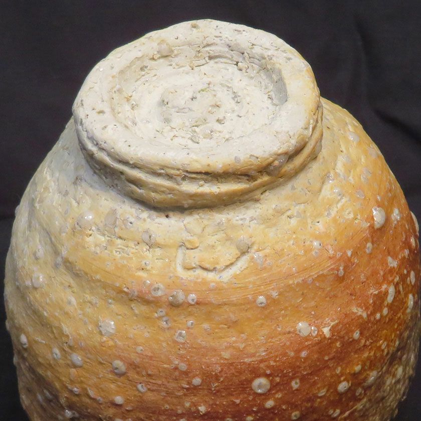 茶道具 抹茶茶碗（まっちゃちゃわん） 古信楽 焼しめ 茶碗 信楽焼 灰塚窯 木戸 貞昭 抹茶茶碗は茶の湯文化である表千家・裏千家の茶道具や抹茶を専門に扱う千紀園（せんきえん）が通販で販売しています。茶会また初心者向けのお稽古用にご利用いただける抹茶碗です。贈り物・ギフトにも人気です。