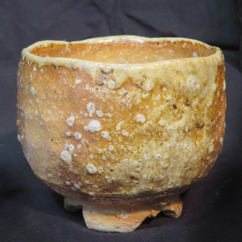 茶道具 抹茶茶碗（まっちゃちゃわん） 古信楽 焼しめ 茶碗 信楽焼 灰塚窯 木戸 貞昭 抹茶茶碗は茶の湯文化である表千家・裏千家の茶道具や抹茶を専門に扱う千紀園（せんきえん）が通販で販売しています。茶会また初心者向けのお稽古用にご利用いただける抹茶碗です。贈り物・ギフトにも人気です。