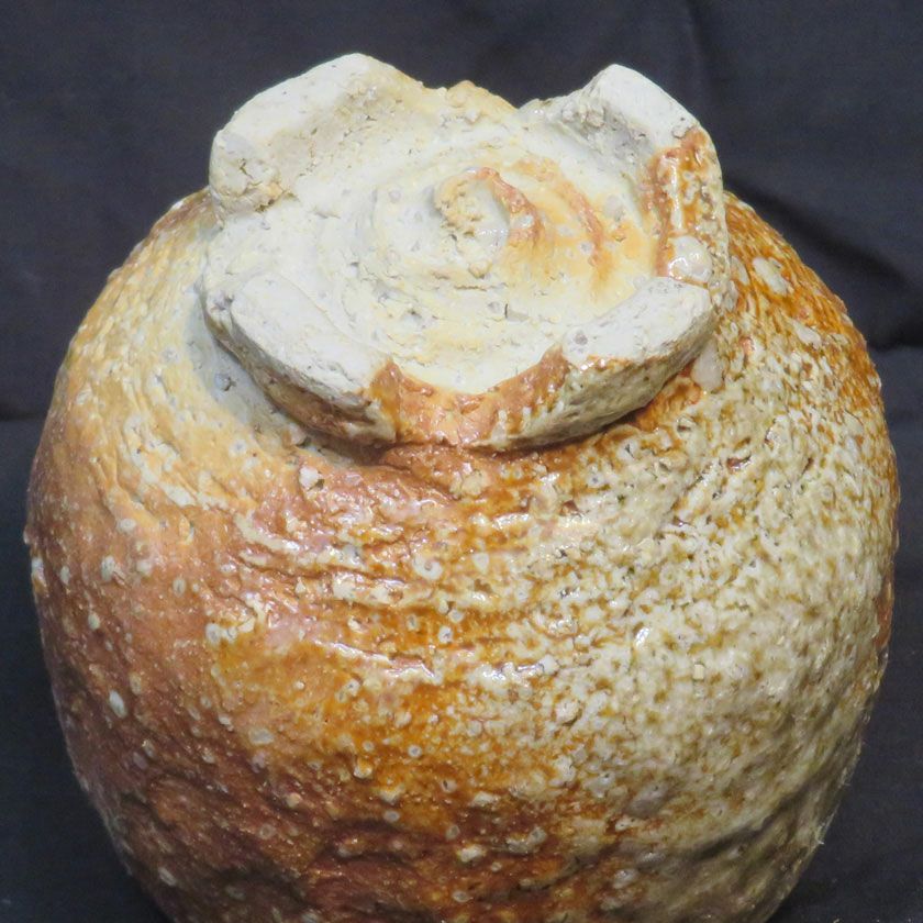 茶道具 抹茶茶碗（まっちゃちゃわん） 古信楽 焼しめ 茶碗 信楽焼 灰塚窯 木戸 貞昭 抹茶茶碗は茶の湯文化である表千家・裏千家の茶道具や抹茶を専門に扱う千紀園（せんきえん）が通販で販売しています。茶会また初心者向けのお稽古用にご利用いただける抹茶碗です。贈り物・ギフトにも人気です。