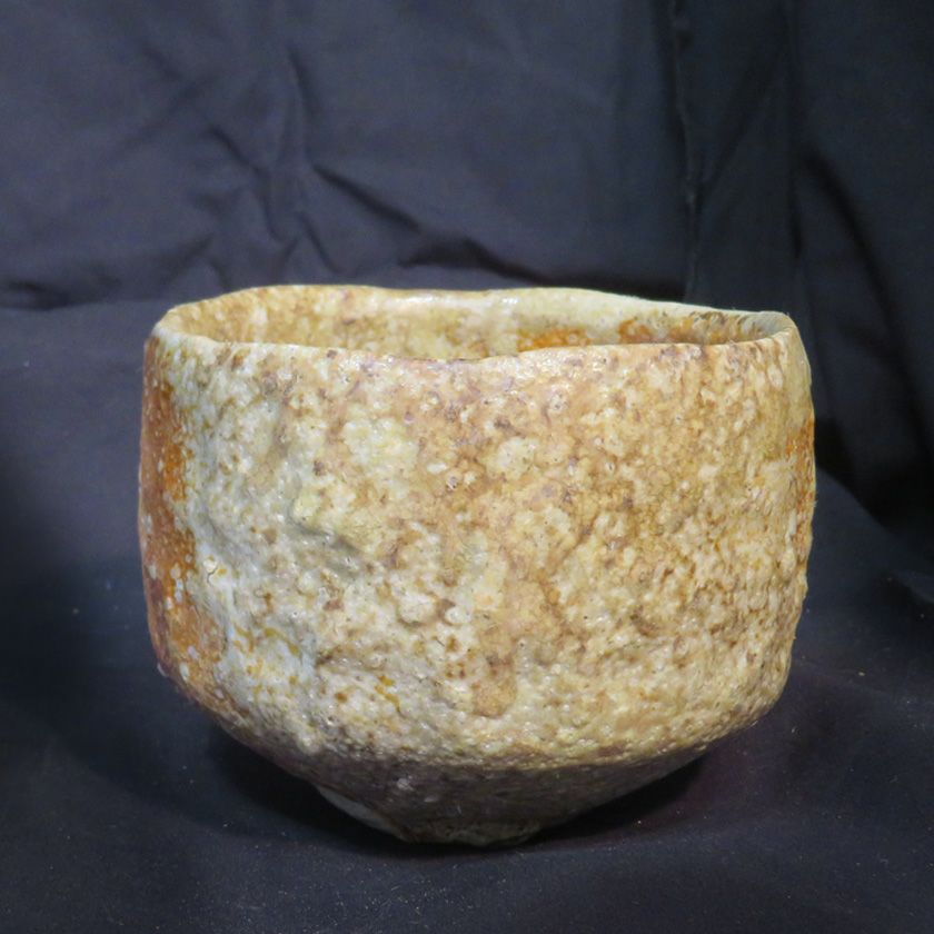 茶道具 抹茶茶碗（まっちゃちゃわん） 古信楽 焼しめ 茶碗 信楽焼 灰塚窯 木戸 貞昭 抹茶茶碗は茶の湯文化である表千家・裏千家の茶道具や抹茶を専門に扱う千紀園（せんきえん）が通販で販売しています。茶会また初心者向けのお稽古用にご利用いただける抹茶碗です。贈り物・ギフトにも人気です。