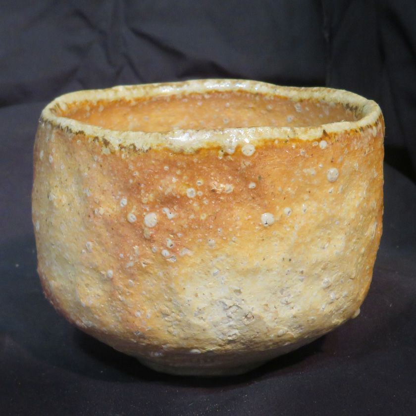 茶道具 抹茶茶碗（まっちゃちゃわん） 古信楽 焼しめ 茶碗 信楽焼 灰塚窯 木戸 貞昭 抹茶茶碗は茶の湯文化である表千家・裏千家の茶道具や抹茶を専門に扱う千紀園（せんきえん）が通販で販売しています。茶会また初心者向けのお稽古用にご利用いただける抹茶碗です。贈り物・ギフトにも人気です。