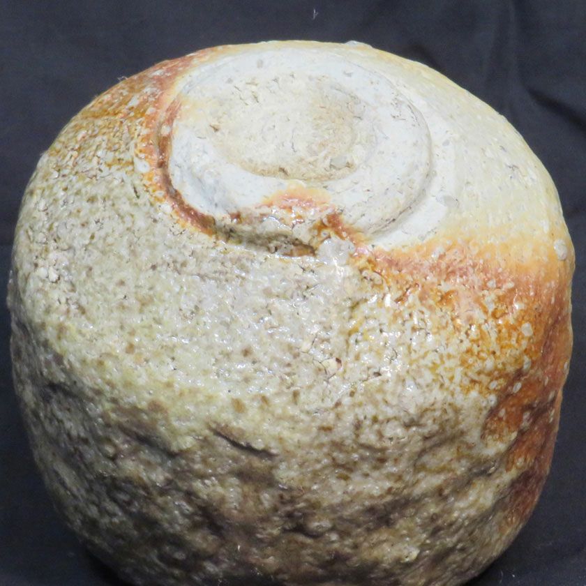 茶道具 抹茶茶碗（まっちゃちゃわん） 古信楽 焼しめ 茶碗 信楽焼 灰塚窯 木戸 貞昭 抹茶茶碗は茶の湯文化である表千家・裏千家の茶道具や抹茶を専門に扱う千紀園（せんきえん）が通販で販売しています。茶会また初心者向けのお稽古用にご利用いただける抹茶碗です。贈り物・ギフトにも人気です。