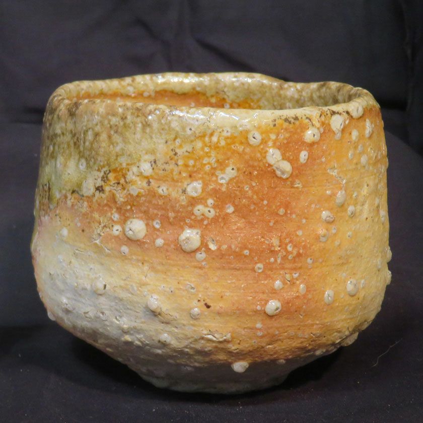 茶道具 抹茶茶碗（まっちゃちゃわん） 古信楽 焼しめ 茶碗 信楽焼 灰塚窯 木戸 貞昭 抹茶茶碗は茶の湯文化である表千家・裏千家の茶道具や抹茶を専門に扱う千紀園（せんきえん）が通販で販売しています。茶会また初心者向けのお稽古用にご利用いただける抹茶碗です。贈り物・ギフトにも人気です。