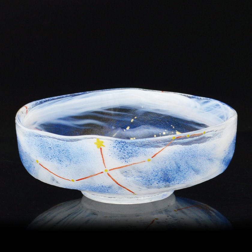 茶道具 平茶碗（ひらちゃわん） ガラス馬盥茶碗 夏の大三角形 加藤 永山 抹茶茶碗は茶の湯文化である表千家・裏千家の茶道具や抹茶を専門に扱う千紀園（せんきえん）が通販で販売しています。茶会また初心者向けのお稽古用にご利用いただける抹茶碗です。贈り物・ギフトにも人気です。