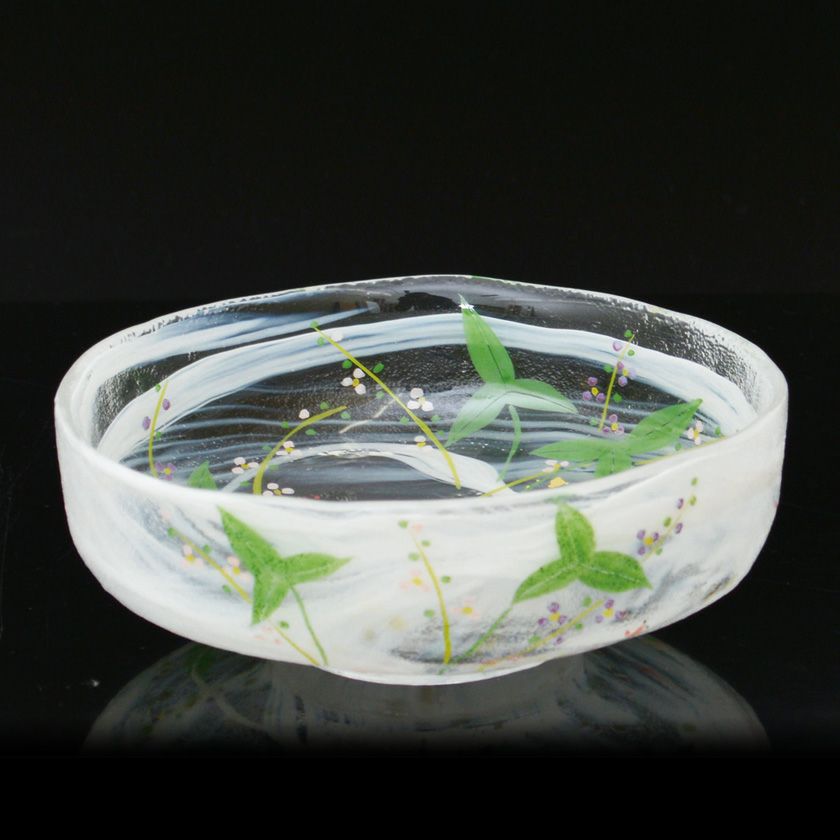 茶道具 平茶碗（ひらちゃわん） ガラス馬盥茶碗 面高にメダカ 小手鞠窯 抹茶茶碗は茶の湯文化である表千家・裏千家の茶道具や抹茶を専門に扱う千紀園（せんきえん）が通販で販売しています。茶会また初心者向けのお稽古用にご利用いただける抹茶碗です。贈り物・ギフトにも人気です。