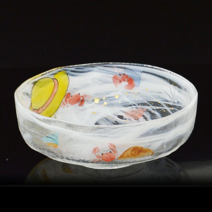 茶道具 平茶碗（ひらちゃわん） ガラス馬盥茶碗 麦わら帽子とカニ 小手鞠窯 抹茶茶碗は茶の湯文化である表千家・裏千家の茶道具や抹茶を専門に扱う千紀園（せんきえん）が通販で販売しています。茶会また初心者向けのお稽古用にご利用いただける抹茶碗です。贈り物・ギフトにも人気です。