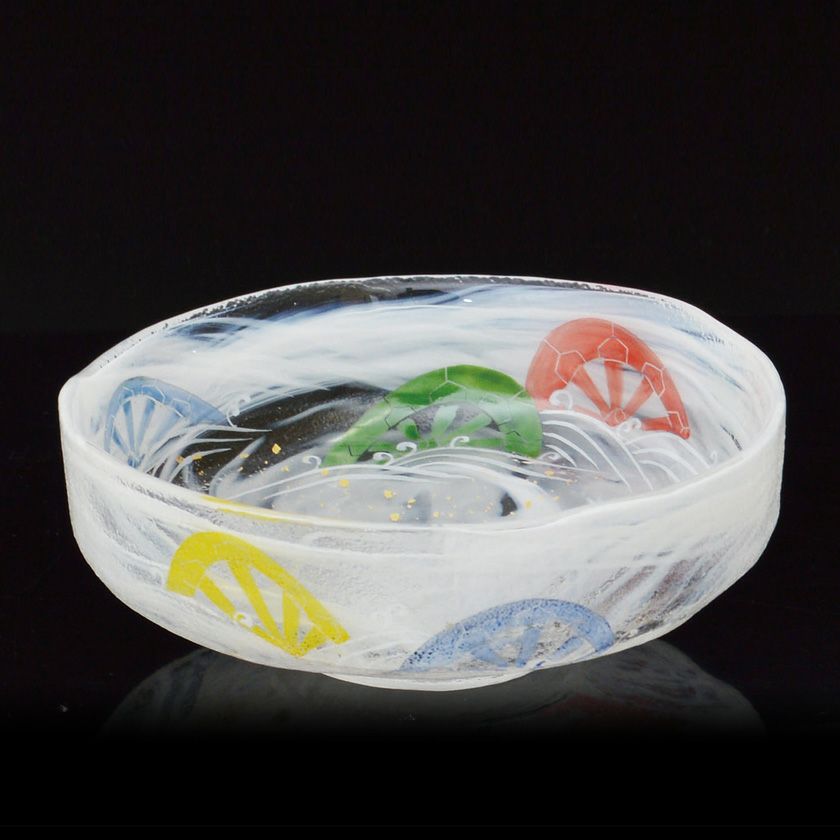 茶道具 平茶碗（ひらちゃわん） ガラス馬盥茶碗 波車 小手鞠窯 抹茶茶碗は茶の湯文化である表千家・裏千家の茶道具や抹茶を専門に扱う千紀園（せんきえん）が通販で販売しています。茶会また初心者向けのお稽古用にご利用いただける抹茶碗です。贈り物・ギフトにも人気です。