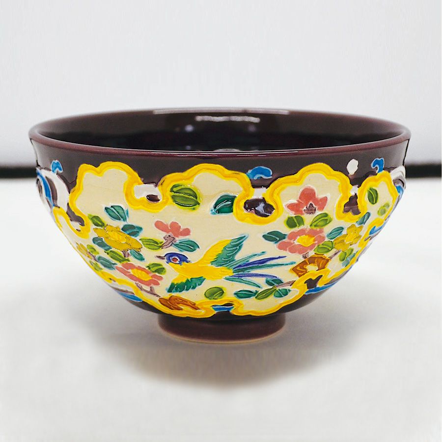 茶道具 抹茶茶碗（まっちゃちゃわん） 紫交趾茶碗 花鳥紋 利昇窯 抹茶茶碗は茶の湯文化である表千家・裏千家の茶道具や抹茶を専門に扱う千紀園（せんきえん）が通販で販売しています。茶会また初心者向けのお稽古用にご利用いただける抹茶碗です。贈り物・ギフトにも人気です。