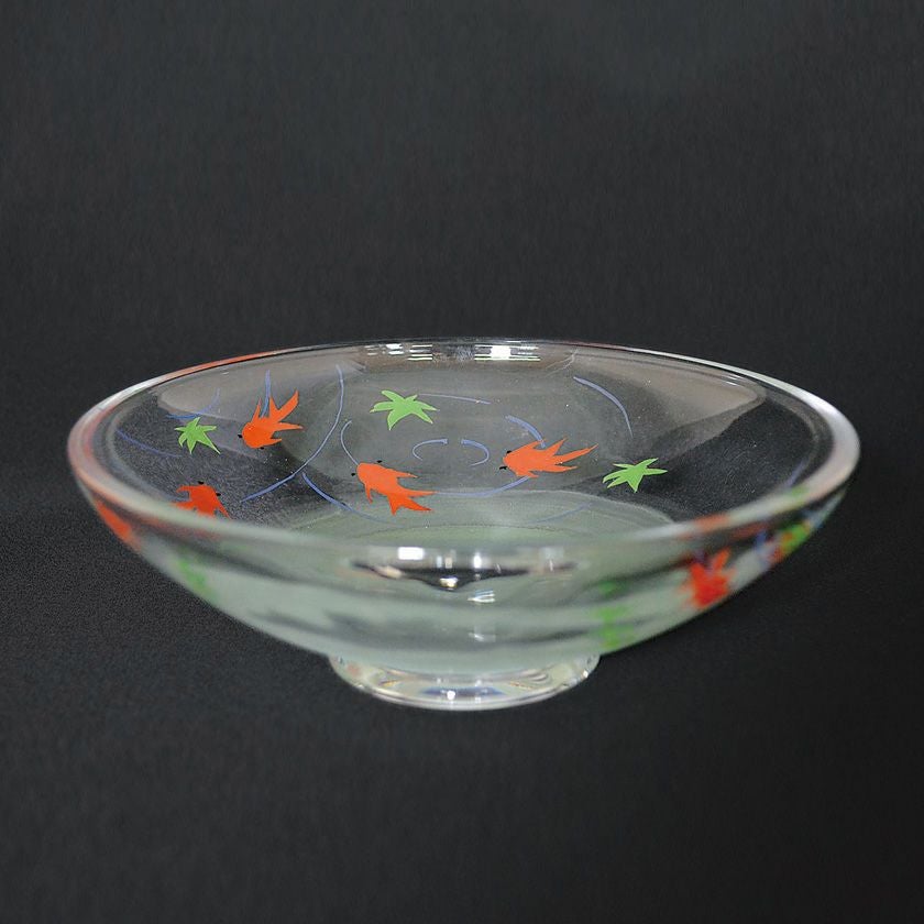 茶道具 平茶碗（ひらちゃわん） ガラス平茶碗 金魚 【耐熱】 八木 海峰 抹茶茶碗は茶の湯文化である表千家・裏千家の茶道具や抹茶を専門に扱う千紀園（せんきえん）が通販で販売しています。茶会また初心者向けのお稽古用にご利用いただける抹茶碗です。贈り物・ギフトにも人気です。