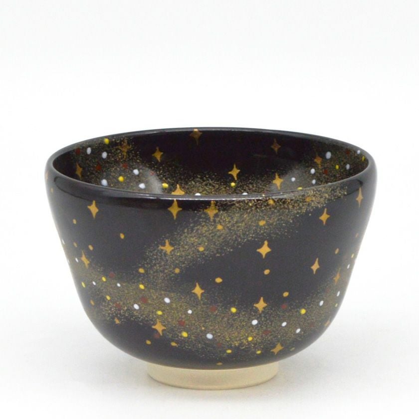 茶道具 抹茶茶碗（まっちゃちゃわん） 茶碗 黒仁清 天の川 水出 宋絢 抹茶茶碗は茶の湯文化である表千家・裏千家の茶道具や抹茶を専門に扱う千紀園（せんきえん）が通販で販売しています。茶会また初心者向けのお稽古用にご利用いただける抹茶碗です。贈り物・ギフトにも人気です。