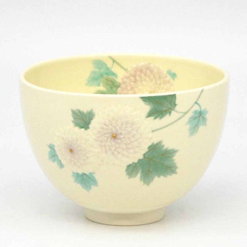 茶道具 抹茶茶碗（まっちゃちゃわん） 茶碗 浮彫 万寿菊 今岡 三四郎 抹茶茶碗は茶の湯文化である表千家・裏千家の茶道具や抹茶を専門に扱う千紀園（せんきえん）が通販で販売しています。茶会また初心者向けのお稽古用にご利用いただける抹茶碗です。贈り物・ギフトにも人気です。