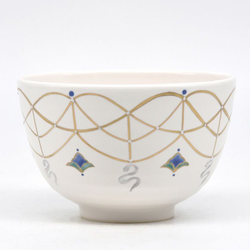 茶道具 抹茶茶碗（まっちゃちゃわん） 茶碗 白釉 瓔珞紋 巳 山岡 善高 干支 巳（み、蛇、へび） 抹茶茶碗は茶の湯文化である表千家・裏千家の茶道具や抹茶を専門に扱う千紀園（せんきえん）が通販で販売しています。茶会また初心者向けのお稽古用にご利用いただける抹茶碗です。贈り物・ギフトにも人気です。