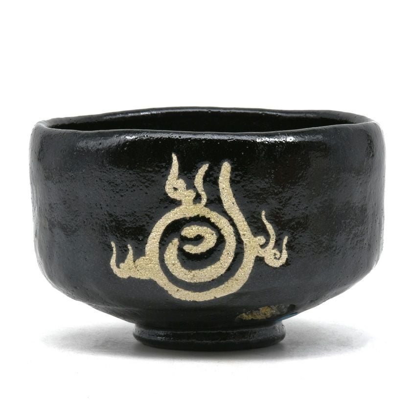 茶道具 楽茶碗（らくちゃわん） 茶碗 黒楽 宝珠 巳 松楽窯 干支 巳（み、蛇、へび） 抹茶茶碗は茶の湯文化である表千家・裏千家の茶道具や抹茶を専門に扱う千紀園（せんきえん）が通販で販売しています。茶会また初心者向けのお稽古用にご利用いただける抹茶碗です。贈り物・ギフトにも人気です。