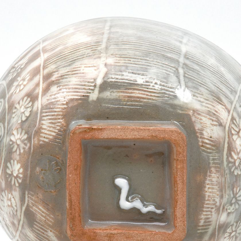 茶道具 抹茶茶碗（まっちゃちゃわん） 茶碗 俵型 巳 桝高台 清和窯 干支 巳（み、蛇、へび） 抹茶茶碗は茶の湯文化である表千家・裏千家の茶道具や抹茶を専門に扱う千紀園（せんきえん）が通販で販売しています。茶会また初心者向けのお稽古用にご利用いただける抹茶碗です。贈り物・ギフトにも人気です。