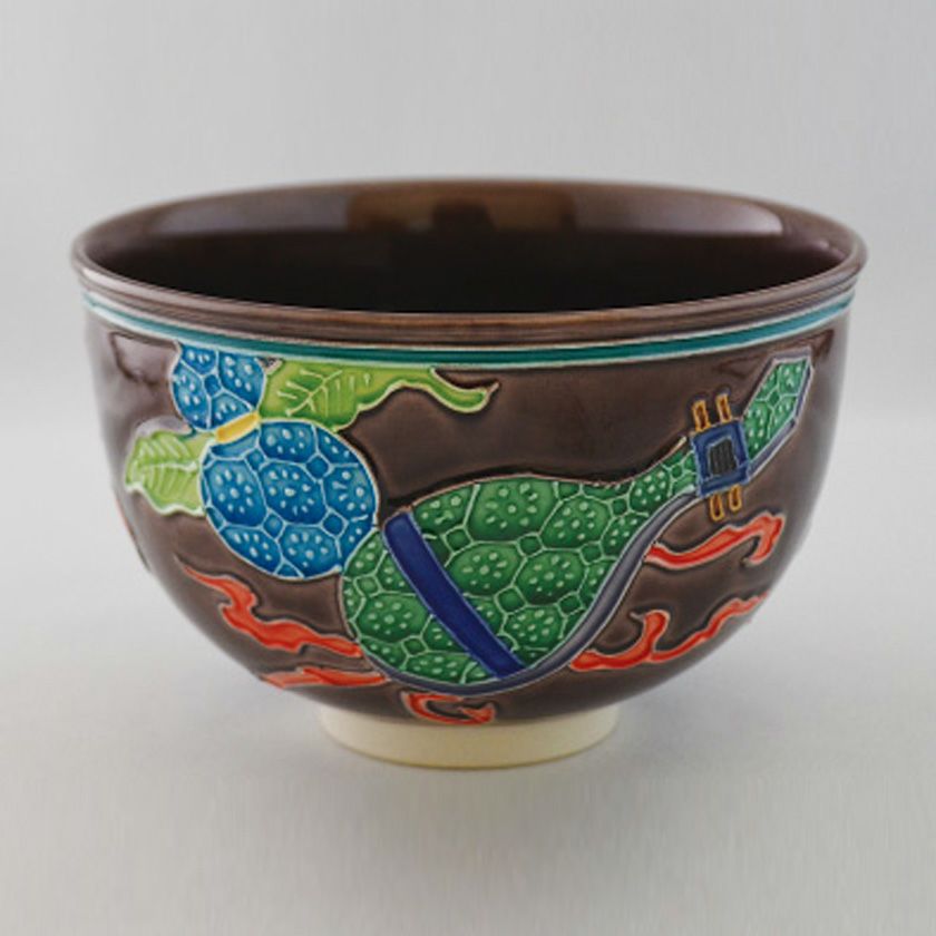 茶道具 抹茶茶碗（まっちゃちゃわん） 紫交趾茶碗 巳 中村 翠嵐 干支 巳（み、蛇、へび） 抹茶茶碗は茶の湯文化である表千家・裏千家の茶道具や抹茶を専門に扱う千紀園（せんきえん）が通販で販売しています。茶会また初心者向けのお稽古用にご利用いただける抹茶碗です。贈り物・ギフトにも人気です。