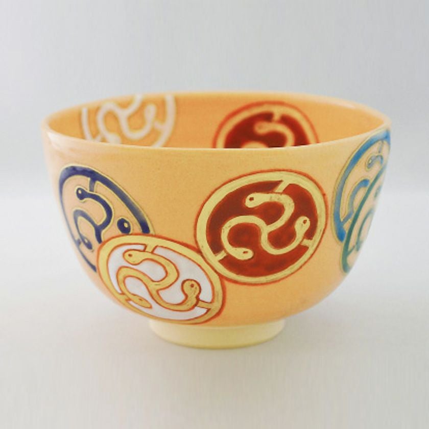 茶道具 抹茶茶碗（まっちゃちゃわん） 色絵茶碗 神環文 鈴木 一点 干支 巳（み、蛇、へび） 抹茶茶碗は茶の湯文化である表千家・裏千家の茶道具や抹茶を専門に扱う千紀園（せんきえん）が通販で販売しています。茶会また初心者向けのお稽古用にご利用いただける抹茶碗です。贈り物・ギフトにも人気です。