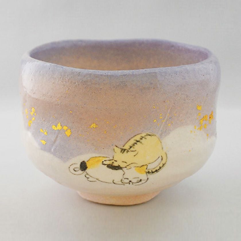 茶道具 楽茶碗（らくちゃわん） 白楽茶碗 猫ちゃんの夢 吉村 楽入 歌会始 勅題 御題「夢」 抹茶茶碗は茶の湯文化である表千家・裏千家の茶道具や抹茶を専門に扱う千紀園（せんきえん）が通販で販売しています。茶会また初心者向けのお稽古用にご利用いただける抹茶碗です。贈り物・ギフトにも人気です。