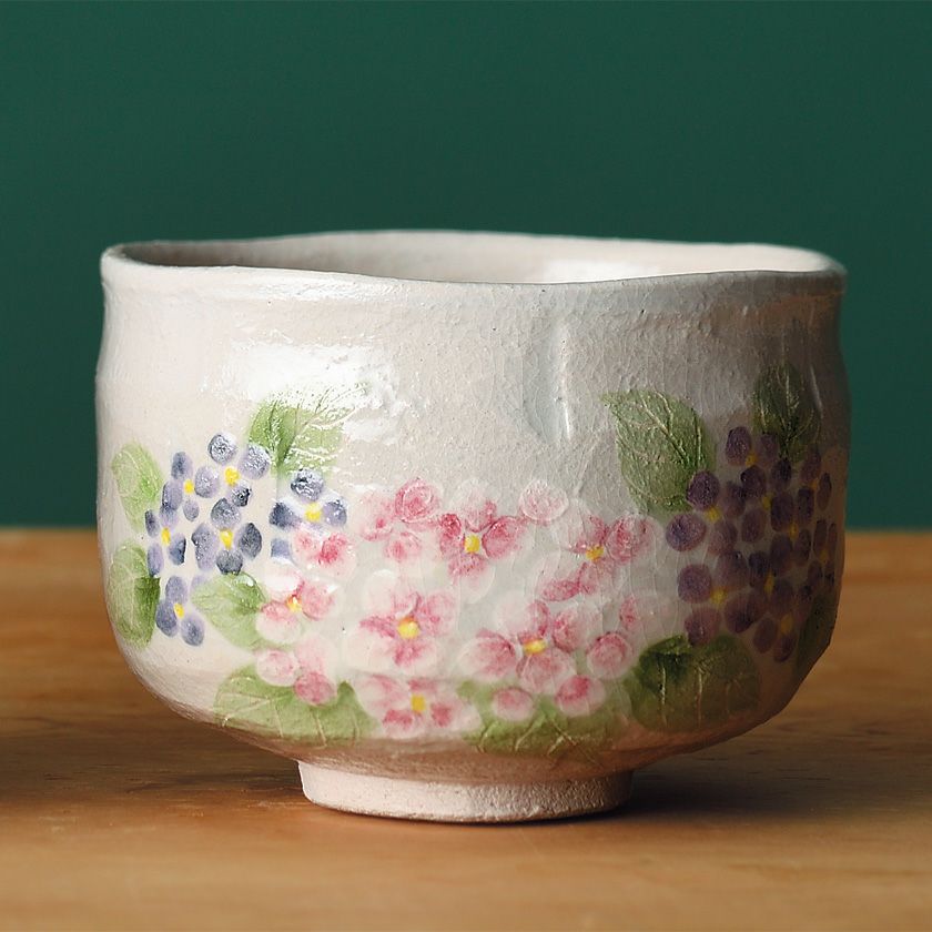 茶道具 抹茶茶碗（まっちゃちゃわん） 季節茶碗 三色紫陽花 吉村 楽入 抹茶茶碗は茶の湯文化である表千家・裏千家の茶道具や抹茶を専門に扱う千紀園（せんきえん）が通販で販売しています。茶会また初心者向けのお稽古用にご利用いただける抹茶碗です。贈り物・ギフトにも人気です。