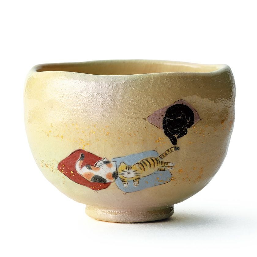茶道具 抹茶茶碗（まっちゃちゃわん） 茶碗 夢見る猫 吉村 楽入 歌会始 勅題 御題「夢」 抹茶茶碗は茶の湯文化である表千家・裏千家の茶道具や抹茶を専門に扱う千紀園（せんきえん）が通販で販売しています。茶会また初心者向けのお稽古用にご利用いただける抹茶碗です。贈り物・ギフトにも人気です。