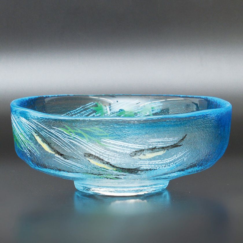 茶道具 平茶碗（ひらちゃわん） ガラス馬盥茶碗 青楓に鮎 広畑 久仁彦 抹茶茶碗は茶の湯文化である表千家・裏千家の茶道具や抹茶を専門に扱う千紀園（せんきえん）が通販で販売しています。茶会また初心者向けのお稽古用にご利用いただける抹茶碗です。贈り物・ギフトにも人気です。