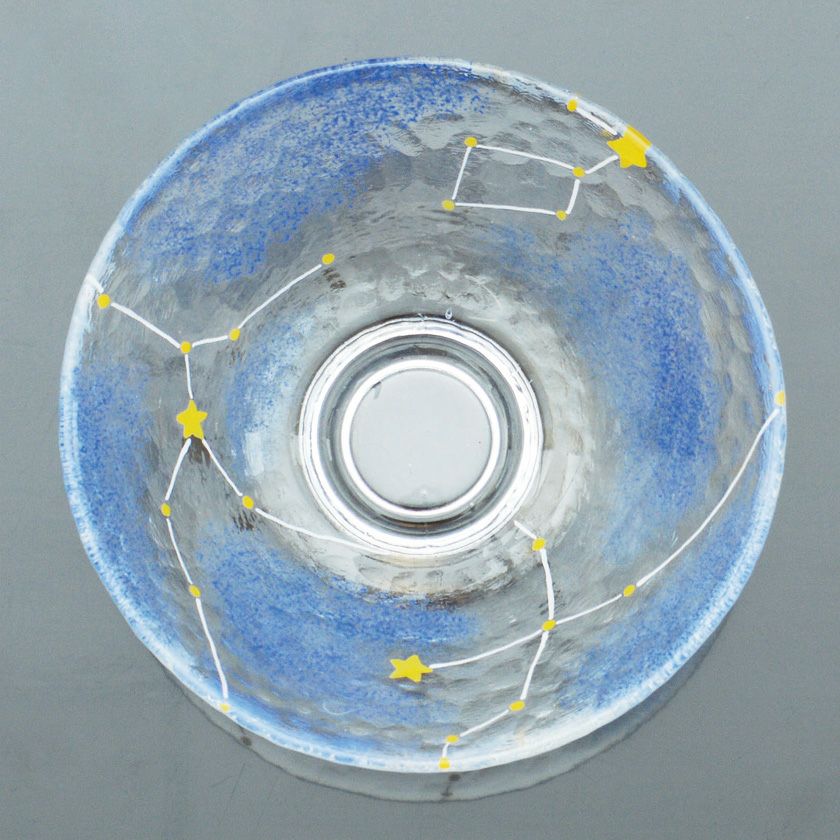 茶道具 平茶碗（ひらちゃわん） ガラス平茶碗 夏の大三角形 【耐熱】 加藤 永山 七夕 抹茶茶碗は茶の湯文化である表千家・裏千家の茶道具や抹茶を専門に扱う千紀園（せんきえん）が通販で販売しています。茶会また初心者向けのお稽古用にご利用いただける抹茶碗です。贈り物・ギフトにも人気です。