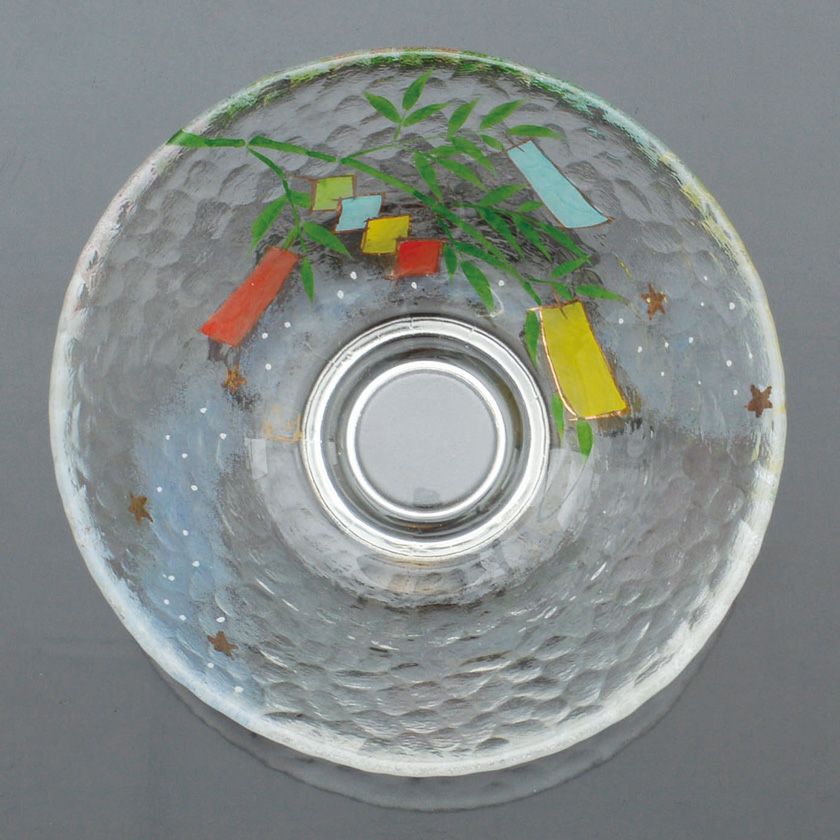 茶道具 平茶碗（ひらちゃわん） ガラス平茶碗 天の川に笹の葉 【耐熱】 小手鞠窯 七夕 抹茶茶碗は茶の湯文化である表千家・裏千家の茶道具や抹茶を専門に扱う千紀園（せんきえん）が通販で販売しています。茶会また初心者向けのお稽古用にご利用いただける抹茶碗です。贈り物・ギフトにも人気です。