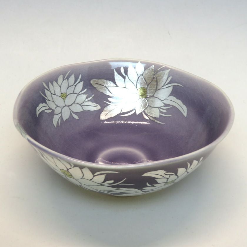 茶道具 平茶碗（ひらちゃわん） 平茶碗 藤紫釉 金銀彩 月下美人 新井 京華 抹茶茶碗は茶の湯文化である表千家・裏千家の茶道具や抹茶を専門に扱う千紀園（せんきえん）が通販で販売しています。茶会また初心者向けのお稽古用にご利用いただける抹茶碗です。贈り物・ギフトにも人気です。