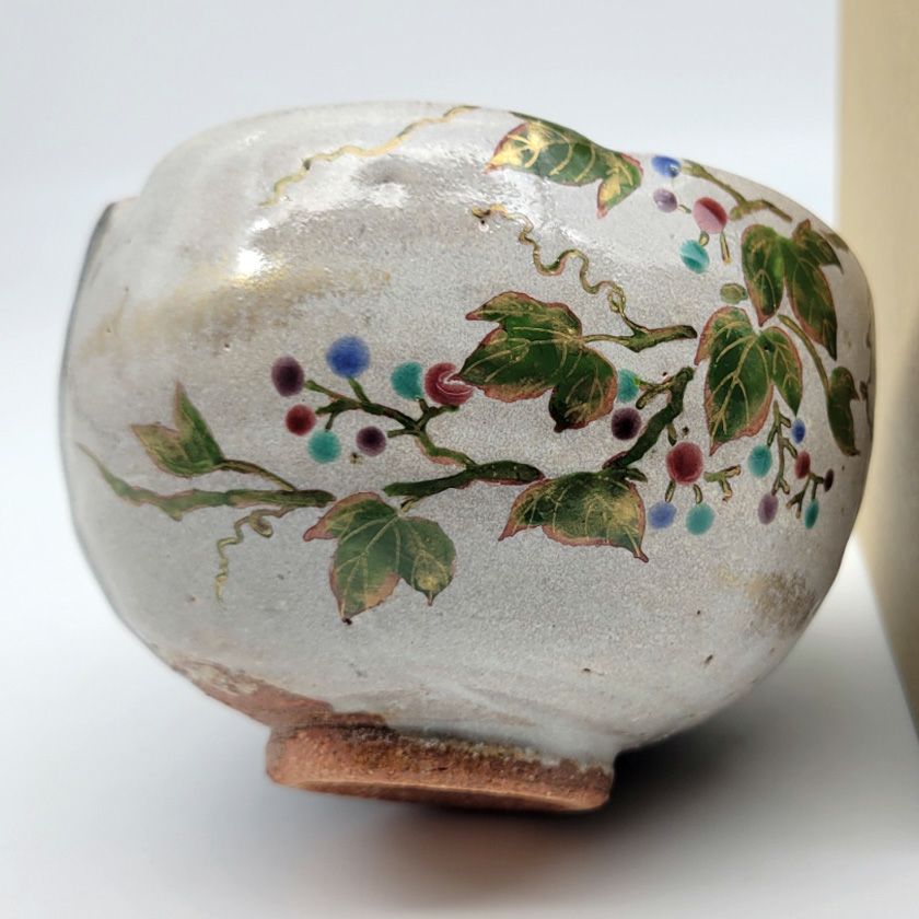 茶道具 抹茶茶碗（まっちゃちゃわん） 茶碗 灰釉 掛分 野葡萄 中村 良二 抹茶茶碗は茶の湯文化である表千家・裏千家の茶道具や抹茶を専門に扱う千紀園（せんきえん）が通販で販売しています。茶会また初心者向けのお稽古用にご利用いただける抹茶碗です。贈り物・ギフトにも人気です。