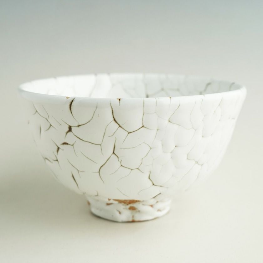 茶道具 抹茶茶碗（まっちゃちゃわん） 龍爪梅花皮 抹茶碗 光（ひかり） 日ノ出窯 岩崎政雄 抹茶茶碗は茶の湯文化である表千家・裏千家の茶道具や抹茶を専門に扱う千紀園（せんきえん）が通販で販売しています。茶会また初心者向けのお稽古用にご利用いただける抹茶碗です。贈り物・ギフトにも人気です。