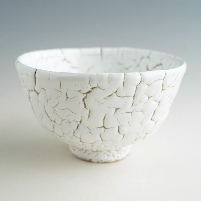 茶道具 抹茶茶碗（まっちゃちゃわん） 龍爪梅花皮 抹茶碗 盛（せい） 日ノ出窯 岩崎政雄 抹茶茶碗は茶の湯文化である表千家・裏千家の茶道具や抹茶を専門に扱う千紀園（せんきえん）が通販で販売しています。茶会また初心者向けのお稽古用にご利用いただける抹茶碗です。贈り物・ギフトにも人気です。