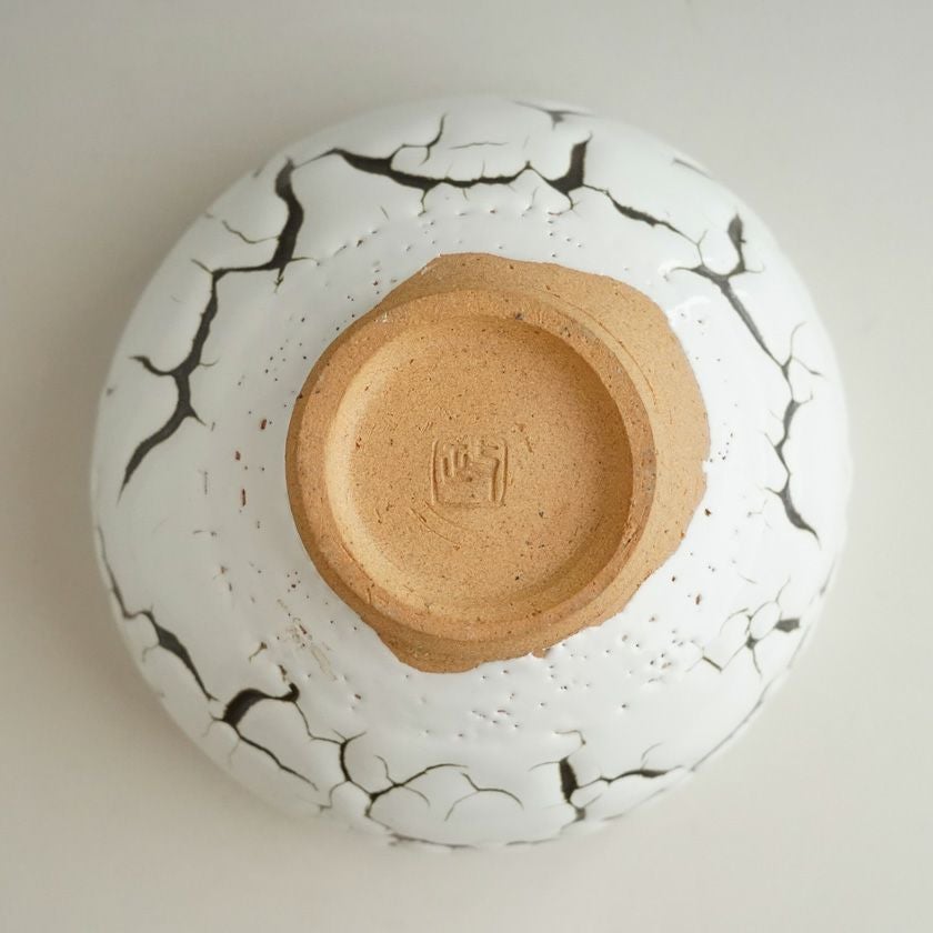 茶道具 抹茶茶碗（まっちゃちゃわん） 龍爪梅花皮 抹茶碗 閑（かん） 日ノ出窯 岩崎政雄 抹茶茶碗は茶の湯文化である表千家・裏千家の茶道具や抹茶を専門に扱う千紀園（せんきえん）が通販で販売しています。茶会また初心者向けのお稽古用にご利用いただける抹茶碗です。贈り物・ギフトにも人気です。