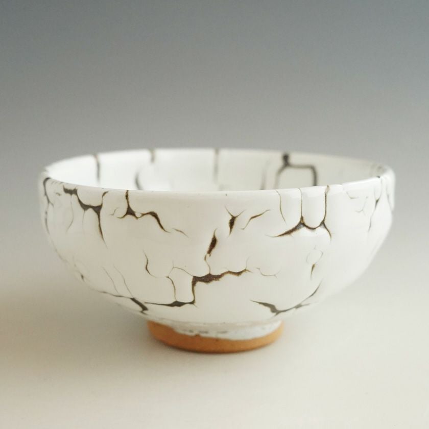 茶道具 抹茶茶碗（まっちゃちゃわん） 龍爪梅花皮 抹茶碗 閑（かん） 日ノ出窯 岩崎政雄 抹茶茶碗は茶の湯文化である表千家・裏千家の茶道具や抹茶を専門に扱う千紀園（せんきえん）が通販で販売しています。茶会また初心者向けのお稽古用にご利用いただける抹茶碗です。贈り物・ギフトにも人気です。