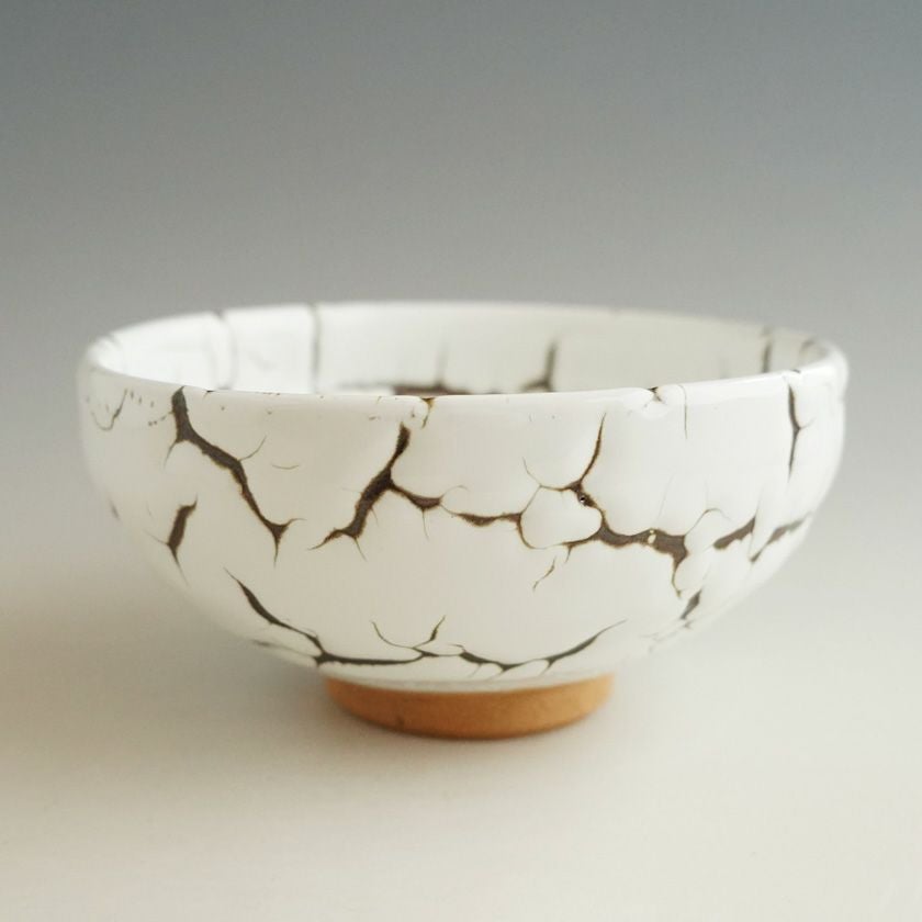 茶道具 抹茶茶碗（まっちゃちゃわん） 龍爪梅花皮 抹茶碗 閑（かん） 日ノ出窯 岩崎政雄 抹茶茶碗は茶の湯文化である表千家・裏千家の茶道具や抹茶を専門に扱う千紀園（せんきえん）が通販で販売しています。茶会また初心者向けのお稽古用にご利用いただける抹茶碗です。贈り物・ギフトにも人気です。