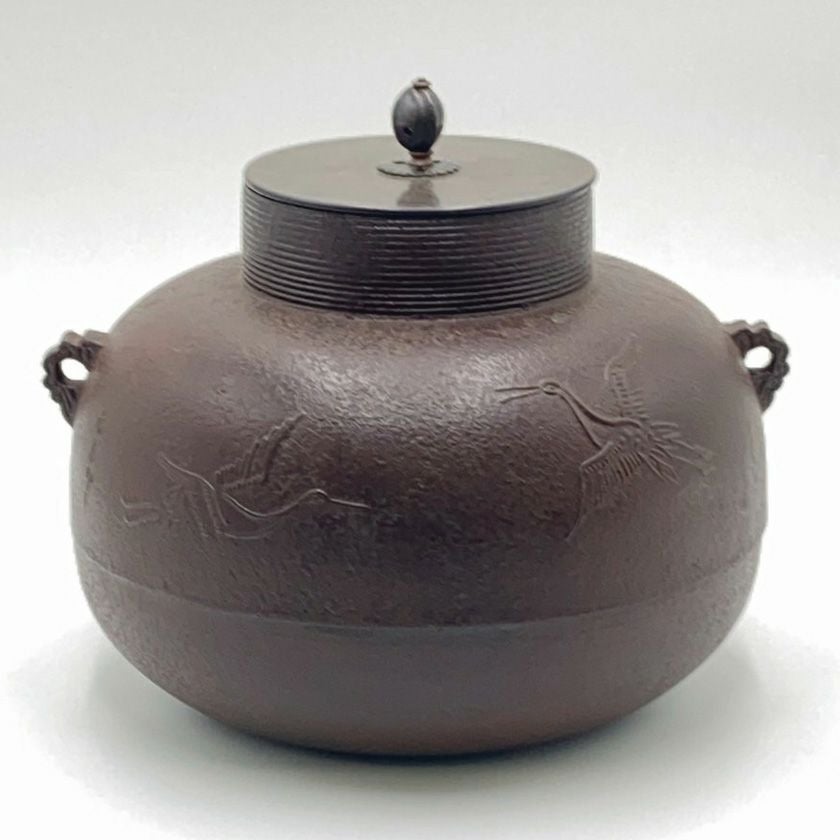 亀甲鶴文（独楽）釜➕炉壇➕炉縁の3点セット　茶釜　お茶道具　茶道 茶道の「炉」と「風炉」の違いは使う季節？使用する柄杓の違いも一緒に