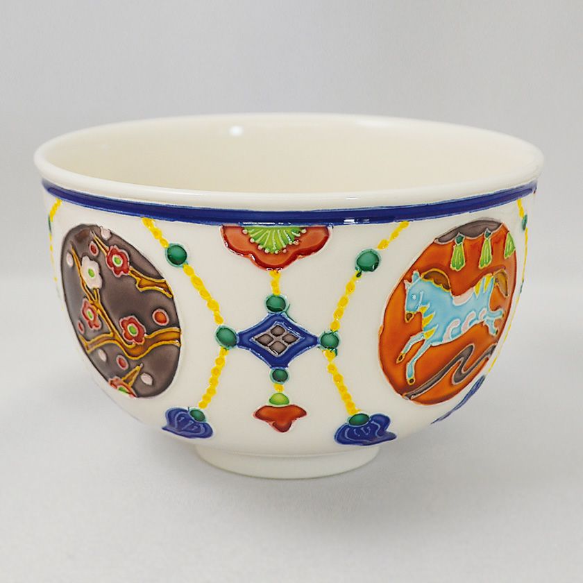 茶道具 抹茶茶碗（まっちゃちゃわん） 白交趾茶碗 午 中村 翠嵐 干支 午（うま、馬） 抹茶茶碗は茶の湯文化である表千家・裏千家の茶道具や抹茶を専門に扱う千紀園（せんきえん）が通販で販売しています。茶会また初心者向けのお稽古用にご利用いただける抹茶碗です。贈り物・ギフトにも人気です。