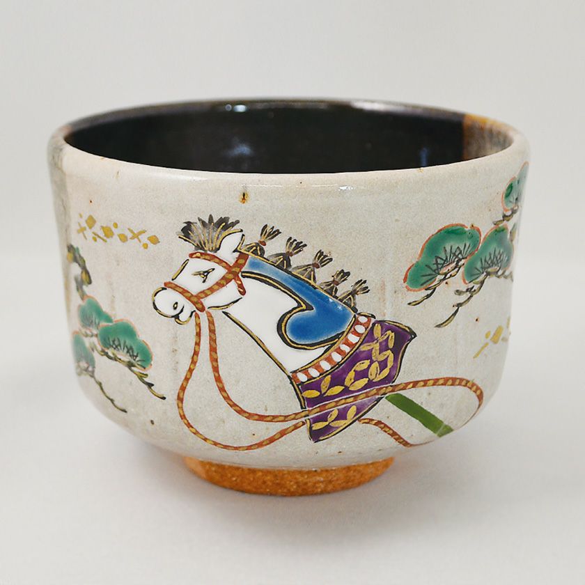 茶道具 抹茶茶碗（まっちゃちゃわん） 色絵掛分茶碗 竹馬 中村 良二 干支 午（うま、馬） 抹茶茶碗は茶の湯文化である表千家・裏千家の茶道具や抹茶を専門に扱う千紀園（せんきえん）が通販で販売しています。茶会また初心者向けのお稽古用にご利用いただける抹茶碗です。贈り物・ギフトにも人気です。