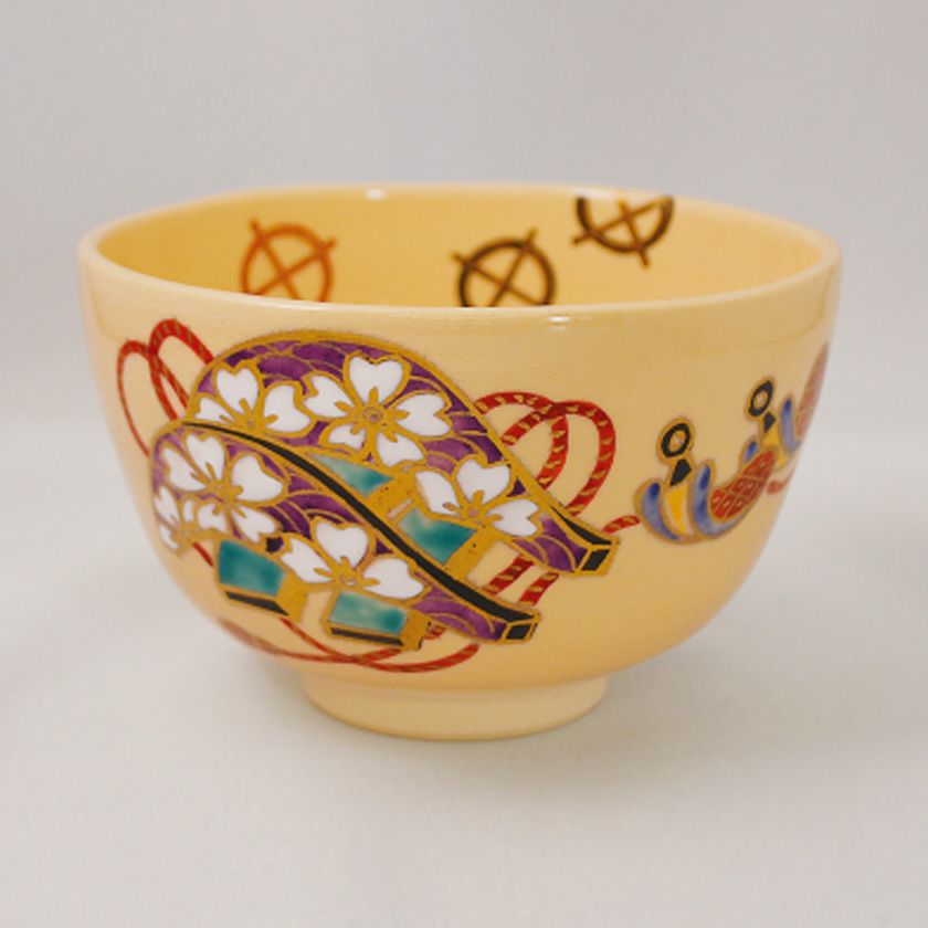 茶道具 抹茶茶碗（まっちゃちゃわん） 色絵茶碗 鞍に鐙 鈴木 一点 干支 午（うま、馬） 抹茶茶碗は茶の湯文化である表千家・裏千家の茶道具や抹茶を専門に扱う千紀園（せんきえん）が通販で販売しています。茶会また初心者向けのお稽古用にご利用いただける抹茶碗です。贈り物・ギフトにも人気です。