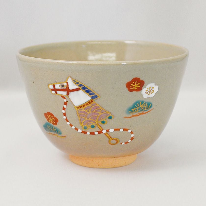 茶道具 抹茶茶碗（まっちゃちゃわん） 色絵茶碗 玩具馬 木村 利斉 干支 午（うま、馬） 抹茶茶碗は茶の湯文化である表千家・裏千家の茶道具や抹茶を専門に扱う千紀園（せんきえん）が通販で販売しています。茶会また初心者向けのお稽古用にご利用いただける抹茶碗です。贈り物・ギフトにも人気です。