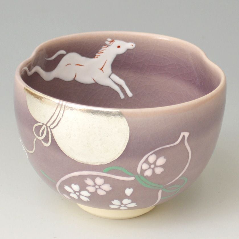 茶道具 抹茶茶碗（まっちゃちゃわん） 茶碗 瓢形 藤紫釉 瓢箪から駒 新井 京華 干支 午（うま、馬） 抹茶茶碗は茶の湯文化である表千家・裏千家の茶道具や抹茶を専門に扱う千紀園（せんきえん）が通販で販売しています。茶会また初心者向けのお稽古用にご利用いただける抹茶碗です。贈り物・ギフトにも人気です。