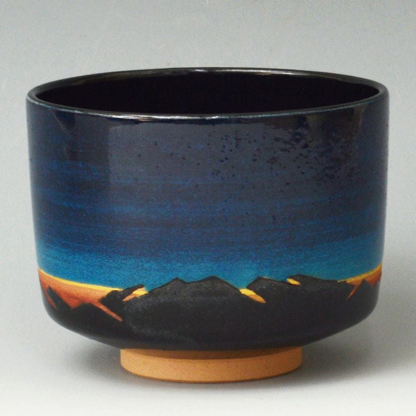 茶道具 抹茶茶碗（まっちゃちゃわん） 茶碗 色絵 夜明け 通次 智子 歌会始 勅題 御題「明」 抹茶茶碗は茶の湯文化である表千家・裏千家の茶道具や抹茶を専門に扱う千紀園（せんきえん）が通販で販売しています。茶会また初心者向けのお稽古用にご利用いただける抹茶碗です。贈り物・ギフトにも人気です。