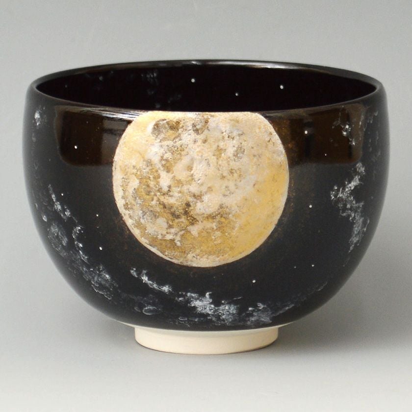 茶道具 抹茶茶碗（まっちゃちゃわん） 茶碗 黒釉 月明り 今岡 三四郎 歌会始 勅題 御題「明」 抹茶茶碗は茶の湯文化である表千家・裏千家の茶道具や抹茶を専門に扱う千紀園（せんきえん）が通販で販売しています。茶会また初心者向けのお稽古用にご利用いただける抹茶碗です。贈り物・ギフトにも人気です。
