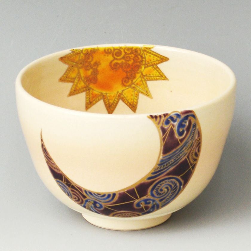 茶道具 抹茶茶碗（まっちゃちゃわん） 茶碗 色絵 日月 加藤 永山 歌会始 勅題 御題「明」 抹茶茶碗は茶の湯文化である表千家・裏千家の茶道具や抹茶を専門に扱う千紀園（せんきえん）が通販で販売しています。茶会また初心者向けのお稽古用にご利用いただける抹茶碗です。贈り物・ギフトにも人気です。