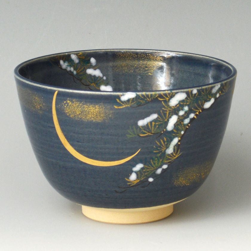 茶道具 抹茶茶碗（まっちゃちゃわん） 茶碗 紺釉 月明かりに雪松 東山 深山 歌会始 勅題 御題「明」 抹茶茶碗は茶の湯文化である表千家・裏千家の茶道具や抹茶を専門に扱う千紀園（せんきえん）が通販で販売しています。茶会また初心者向けのお稽古用にご利用いただける抹茶碗です。贈り物・ギフトにも人気です。