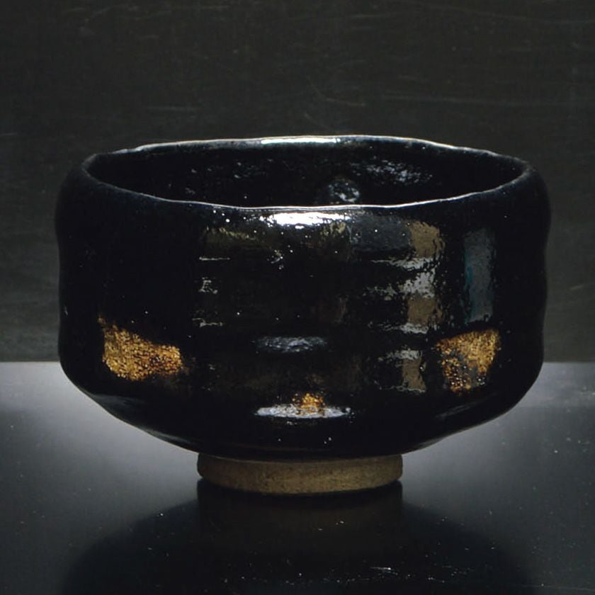 茶道具 楽茶碗（らくちゃわん） 茶碗 黒楽 銘「明歴々」 小堀良實師 御書付 松楽窯 歌会始 勅題 御題「明」 抹茶茶碗は茶の湯文化である表千家・裏千家の茶道具や抹茶を専門に扱う千紀園（せんきえん）が通販で販売しています。茶会また初心者向けのお稽古用にご利用いただける抹茶碗です。贈り物・ギフトにも人気です。