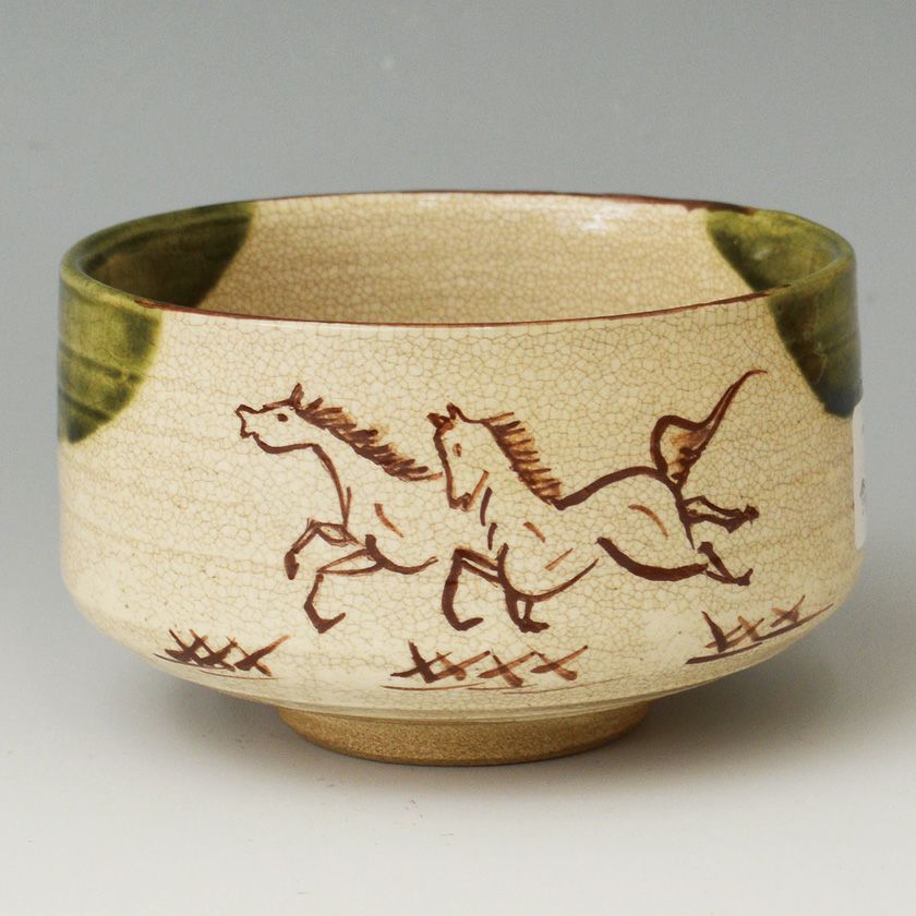 茶道具 抹茶茶碗（まっちゃちゃわん） 茶碗 織部 干支（午） 加藤 忠 干支 午（うま、馬） 抹茶茶碗は茶の湯文化である表千家・裏千家の茶道具や抹茶を専門に扱う千紀園（せんきえん）が通販で販売しています。茶会また初心者向けのお稽古用にご利用いただける抹茶碗です。贈り物・ギフトにも人気です。