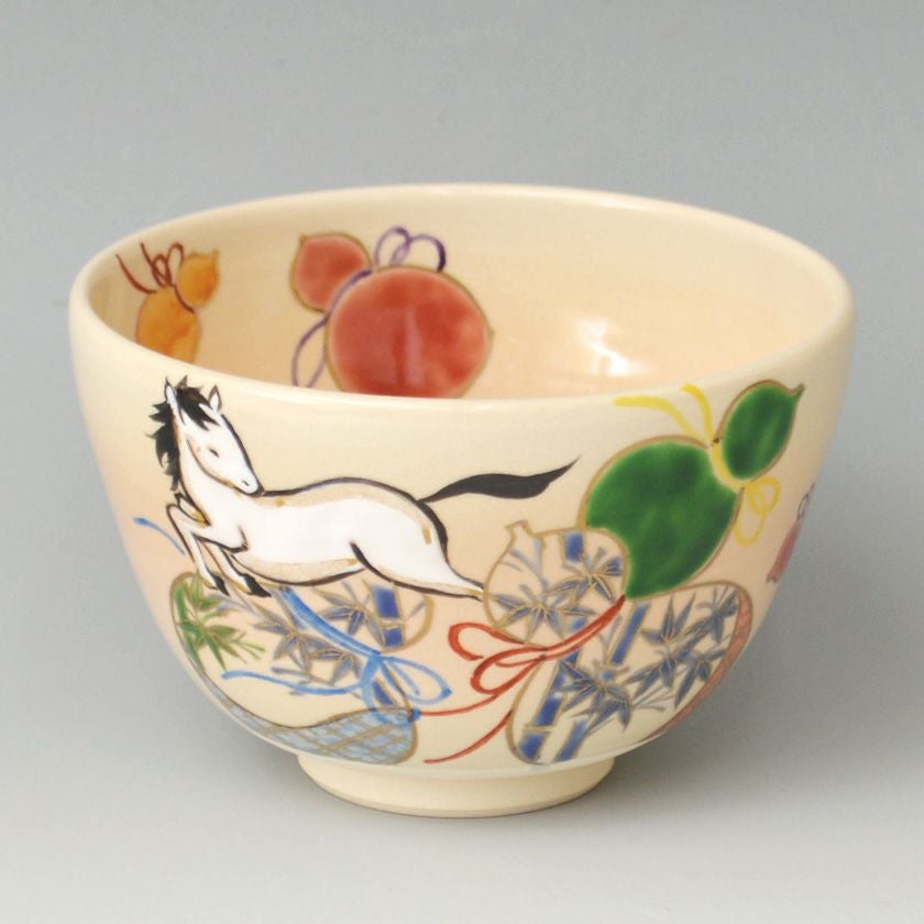 茶道具 抹茶茶碗（まっちゃちゃわん） 茶碗 色絵 瓢箪に午 加藤 永山 干支 午（うま、馬） 抹茶茶碗は茶の湯文化である表千家・裏千家の茶道具や抹茶を専門に扱う千紀園（せんきえん）が通販で販売しています。茶会また初心者向けのお稽古用にご利用いただける抹茶碗です。贈り物・ギフトにも人気です。