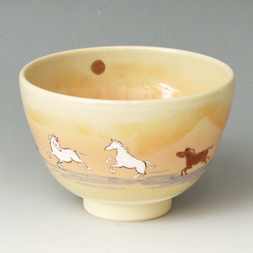 茶道具 抹茶茶碗（まっちゃちゃわん） 茶碗 色絵 駆け初め 加藤 起楽 干支 午（うま、馬） 抹茶茶碗は茶の湯文化である表千家・裏千家の茶道具や抹茶を専門に扱う千紀園（せんきえん）が通販で販売しています。茶会また初心者向けのお稽古用にご利用いただける抹茶碗です。贈り物・ギフトにも人気です。