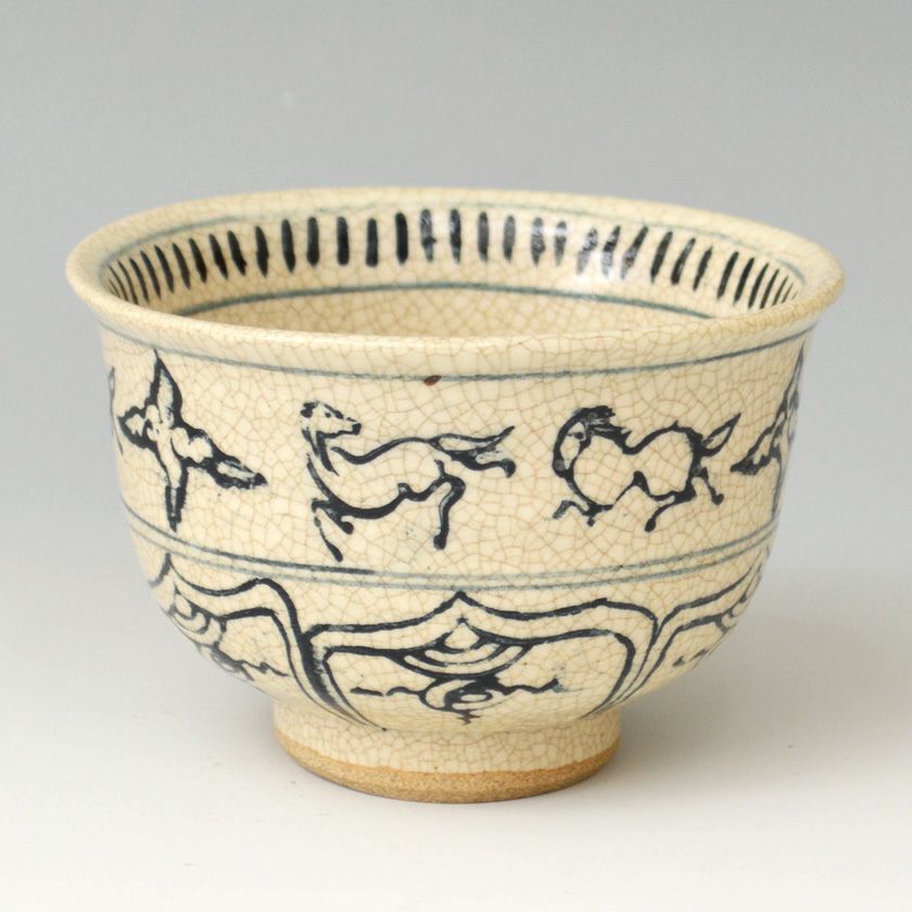 茶道具 抹茶茶碗（まっちゃちゃわん） 茶碗 御深井安南 干支（午） 加藤 和義 干支 午（うま、馬） 抹茶茶碗は茶の湯文化である表千家・裏千家の茶道具や抹茶を専門に扱う千紀園（せんきえん）が通販で販売しています。茶会また初心者向けのお稽古用にご利用いただける抹茶碗です。贈り物・ギフトにも人気です。