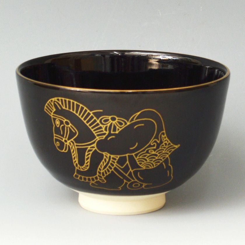 茶道具 抹茶茶碗（まっちゃちゃわん） 茶碗 黒仁清 金彩飾午 隆山 干支 午（うま、馬） 抹茶茶碗は茶の湯文化である表千家・裏千家の茶道具や抹茶を専門に扱う千紀園（せんきえん）が通販で販売しています。茶会また初心者向けのお稽古用にご利用いただける抹茶碗です。贈り物・ギフトにも人気です。