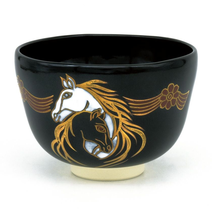茶道具 抹茶茶碗（まっちゃちゃわん） 茶碗 黒釉 夫婦馬 山岡 善高 干支 午（うま、馬） 抹茶茶碗は茶の湯文化である表千家・裏千家の茶道具や抹茶を専門に扱う千紀園（せんきえん）が通販で販売しています。茶会また初心者向けのお稽古用にご利用いただける抹茶碗です。贈り物・ギフトにも人気です。
